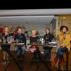 Panel: Suzanne Meeuwissen (Letterenfonds), Jurgen Maas (uitgever), Elma Drayer (journaliste), Aukje van Rooden (filosofe), Mina Etemad (filmmaker en gespreksleider).