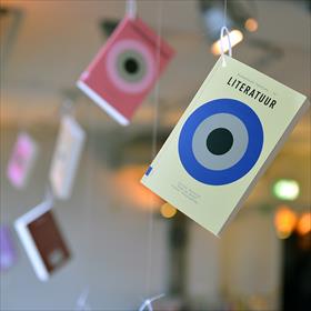Dit is het feestelijkste deeltje: Literatuur (Elementair Deeltje nr. 50).