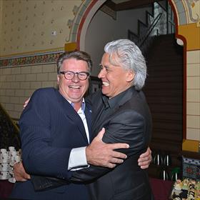 Louwe Dijkema (oud-directeur Van Gorcum) begroet Harry Tupan (adjunct-directeur Drents Museum).