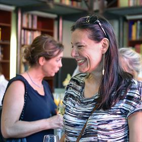Hagar Peeters (auteur Longlist) en op de achtergrond Danielle Serdijn (jurylid)