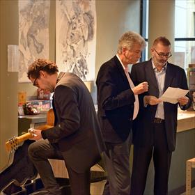 Fijnstemmen en afstemmen. Ivo Victoria (auteur/bard), Maarten Asscher (directeur AB), Chris Herschdorfer (uitgeefdirecteur Ambo|Anthos).