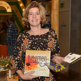 Anna Koster haalde de longlist met 'Bloemen met smaak' (KNNV uitgevers). Trend van het Moment: eetbare bloemen.