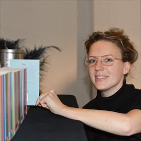 Lizanne Croonen (freelance pr manager) met Taal. Het Elementaire Deeltje  dat zij promootte: Taal 