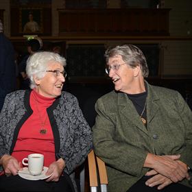 Nora van Riet (36 jaar auteur - ooit begonnen bij Dekker van de Vegt, nu bij Van Gorcum), met partner Nettie Dewald (partner en al jaren Eerste Lezer).