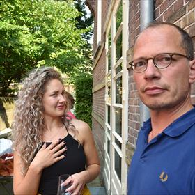 Hoog tijd om naar binnen te gaan. Jasmijn Kam (secretariaat ECI Literatuurprijs),  Jasper Henderson (hoofdredacteur Nederlandse fictie/adjunct-uitgever Lebowski). 