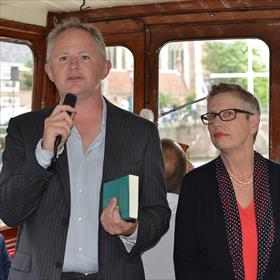 Gastheer en -vrouw Victor Schiferli en Reintje Gianotten (Nederlands Letterenfonds).