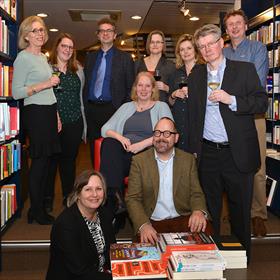 Bibliothecarissen zijn er klaar voor: Staand vlnr Annet Herbermann (Ekelmans & Meijer Advocaten), Riëlle Heemskerk (juridisch informatiemedewerker Praktizijn), Ivan Modder (bibliothecaris NautaDutilh), Marian Wijermars, Sandy Smid (Bird & Bird), Jan Willem Koelmans (BarentsKrans Advocaten en Notarissen), Jan Koreneef (Raad van State). zittend vlnr: Finette Breemer (Praktizijnsbibliotheek), Elianne van Heukelom, Paul Rodenburg (Praktizijnsbibliotheek).