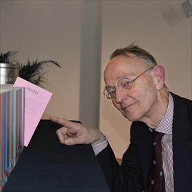 Louw Feenstra (emeritus hoogleraar keel-, neus- oorheelkunde en filosoof) met zijn deeltje: Zintuigen.