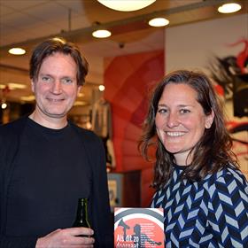 Dit zijn de ontwerper en de redacteur: Bart van den Tooren (ontwerper omslag), Liesbeth Vries (redacteur AA).
