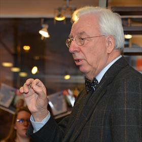 Digitale teksten kun je niet ruiken. Boeken wel. Arthur Hartkamp (voorzitter Asser Adviesraad).