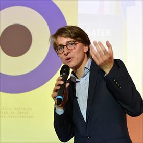 Casper Thomas (redacteur De Groene Amsterdammer) vertelt helaas niets over het geheim van eeuwig jeugdig uiterlijk.