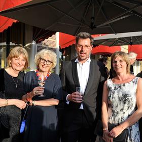 Hanca Leppink (jurylid) bezoekt de hardcore Thomése fanclub van uitgeverij Atlas Contact: Tilly Hermans (uitgever), Caspar Dullaert (accountmanager fictie), Rianne Blaakmeer (commercieel directeur).