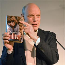 Gillis Dorleijn (hoogleraar Moderne Nederlandse Letterkunde Rijksuniversiteit Groningen) met een oude ECI-uitgave van Lolita.