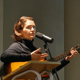 VanWyck (singer-songwriter) zingt: 'The ballad of the quiet citizen.'