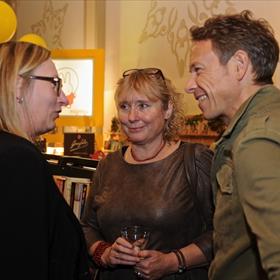 Orlando-uitgever Jacqueline Smit in gesprek met Puck van Kerkhoven (Kookboek vh Jaar-winnares 2008) en de uitgever van Puck's winnende boek David van Iersel.