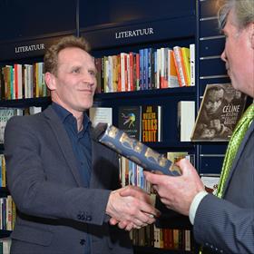 Steven Bartels (redacteur van de nieuwste Asser) krijgt het eerste discreet verpakte exemplaar uitgereikt van Pieter Bon (senior uitgever Wolters Kluwer).