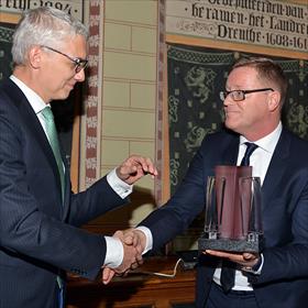 Marco Out (burgemeester) krijgt namens Assen kunstcadeau.