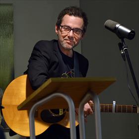 Ivo Victoria zingt ook. 'Omdat ik me meer zorgen maak over een psychopaat dan over een idioot.'