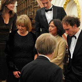 Het lijkt een scene uit The Godfather. Het is de jury. Margot Vanderstraeten, Hanca Leppink, Dick Benschop, Sebastiaan Kort, Patty Voorsmit (organisatie), Onno Blom.