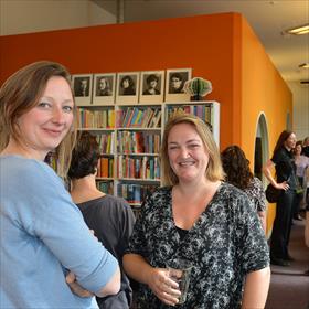 Judith Molenaar (bureauredacteur) en Thea Otte (marketing en promotie Querido kinderboeken).