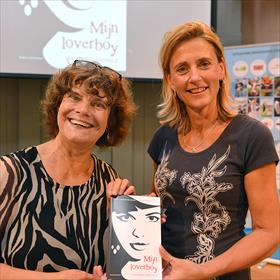 Rechts Heleen Haak (Scharlaken Koort), links Marian Hoefnagel. Zij hertaalde de tekst  voor  minder makkelijk Nederlands lezende tieners