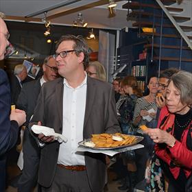 De snacks vliegen weg. Marijn de Koeijer (Boekhandel Douwes).