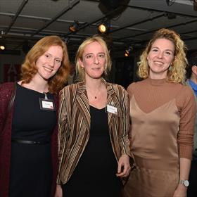 AUP-ers Lotte Heldoorn (redacteur/uitgever stagiaire), Anne Hartog (marketing assistent tijdschriften & internationaal), Femke Sudmeijer (klantenservice).