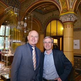 Jaap Hagedoorn (oud-uitgever van Gorcum), Ruud Mascini (uitgever Perspectief, maar ooit begonnen bij Van Gorcum.) 'Hier liggen onze roots.' 