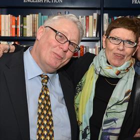 Eric Koreman met blije klant Louky van Scherpenzeel (Advocatenkantoor Mr. M.G.J. Louise van Scherpenzeel).