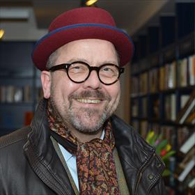 Tijd om weg te gaan. Paul Rodenburg (directeur De Praktizijnsbibliotheek). Geldt - vooral door de digitale toegankelijkheid - als een van de best geoutilleerde juridische bibliotheken in Nederland.