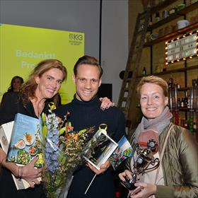De zoete smaak van de overwinning! Gonnie Mulder (uitgever, uitgeverij Becht), David Frenkel (auteur), Nicolette Garritsen (PR medewerker uitgeverij Becht/Gottmer).