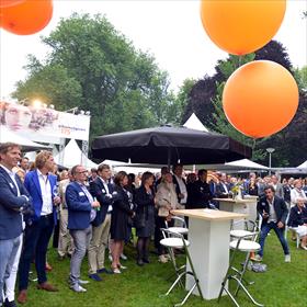 Tijd voor een officieel ogenblik.