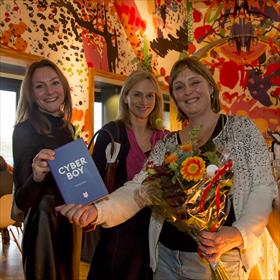 Emmy van Egmond en Caroline Albers van Uitgeverij Holland, Tanja de Jonge, auteur van Cyberboy, het Nederland Leest Junior boek.