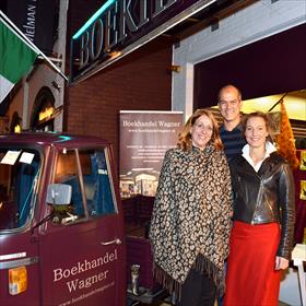 Poseert Willemien bij de tuktuk met Carla Breuer (burgemeester Gemeente Teylingen) en Michael van Everdingen (directeur KBb). 