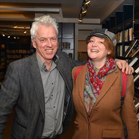 Peter van Andel (mede-eigenaar boekhandel Douwes) met de vrouw met de mooiste functie-aanduiding van het boekenvak, Linda Danen (territory manager, Wolters Kluwer International Law).