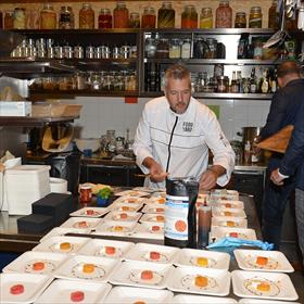 Jordy Middelbosch (chef culinair Bidfood) zorgt voor hapjes uit de genomineerde kookboeken.