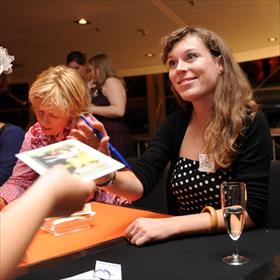 Loes Riphagen (illustrator), kreeg een Vlag &amp; Wimpel  voor haar boek Huisbeestenboel.