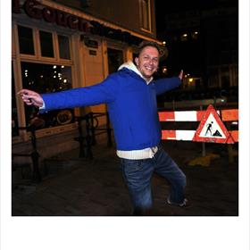 Vincent Elzinga (redacteur Boekblad) danst naar huis. Dat gaat heel makkelijk als je daar woont &amp; werkt.  