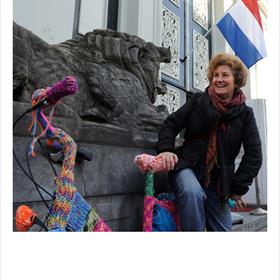 Locatie: de Koningszaal van Artis. De reden: Wild Breien. Het model: Ginni Fleck (textielkunstenaar).