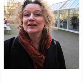 Er zijn er maar twee die niet kunnen breien. Annette Portegies (uitgeverij Querido) is er één van.
