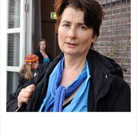 Hannie van Herk (fotograaf) kan helaas ook niet breien. Sterker nog, als zij met breipennen in de weer gaat, is dat riskant voor anderen.