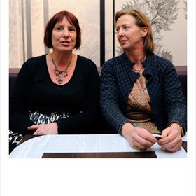 Juryleden Gerda Aukes (boekhandel Den Boer, Baarn), Grietje Braaksma (inkoop, AKO). &#39;Wij zijn eigenlijk ook een setje.&#39;