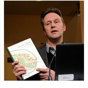 Steph Scholten (directeur UvA Erfgoed) is gastheer &amp; heet welkom UvA Erfgoed heeft veel met boeken en niet alleen de inhoud ervan.