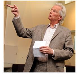 Altijd een genoegen: het optreden van Just Enschedé (directeur Stichting Bestverzorgde Boeken) over wie het niet en wie het wel geworden zijn.