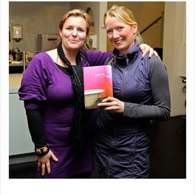 Merel de Vink (vertaalster) en Lentje van Wirdum (ontwerper voor Lemniscaat) met hun boek, dat als tweede eindigde - een jeugdboek in een volwassen jasje.