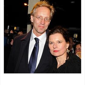 Robbert Dijkgraaf (president Koninklijke Nederlandse Akademie van Wetenschappen) en auteur Pia de Jong.