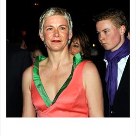 In zalmroze jumpsuit: Christine Otten (auteur).