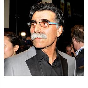De echte snor is gearriveerd: Kader Abdolah (auteur van het boekenweekgeschenk),