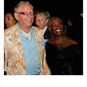 Gerda Havertong (actrice) met kleurrijke partner.