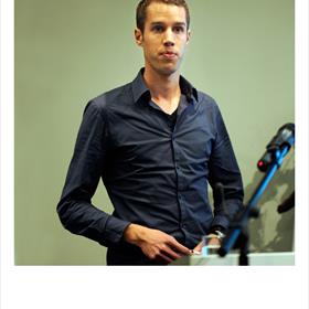 Michiel Koeman (marketeer nieuwe media, Kluitman) over twitter, facebook, hyves, youtube en klantenbinding.
